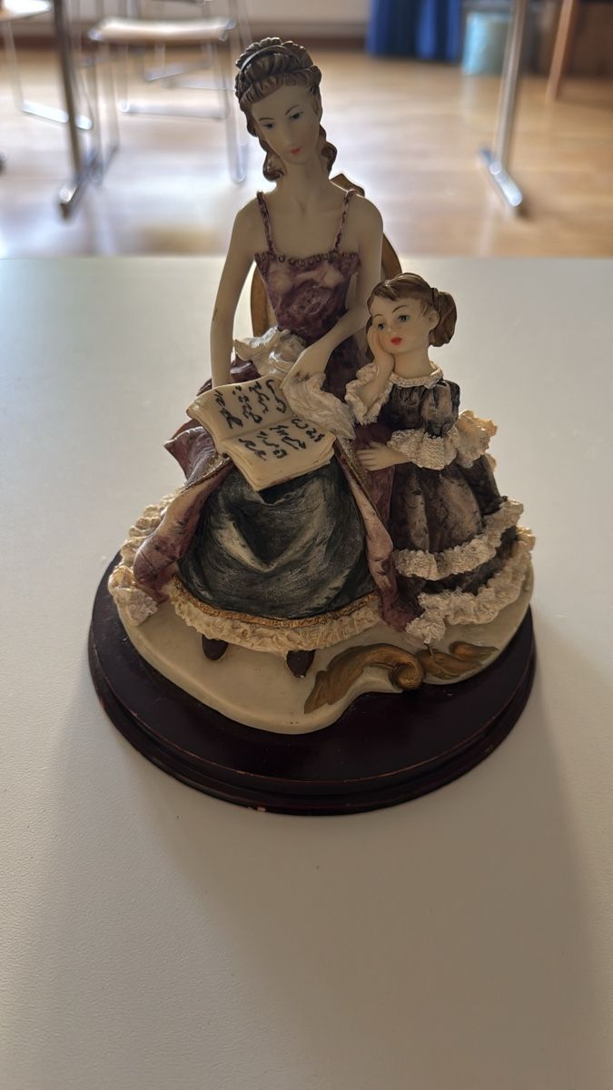 Tutte le decorazioni: Deko Figur Mutter mit Kind lesend – Usato da Zürich venduto da oase69