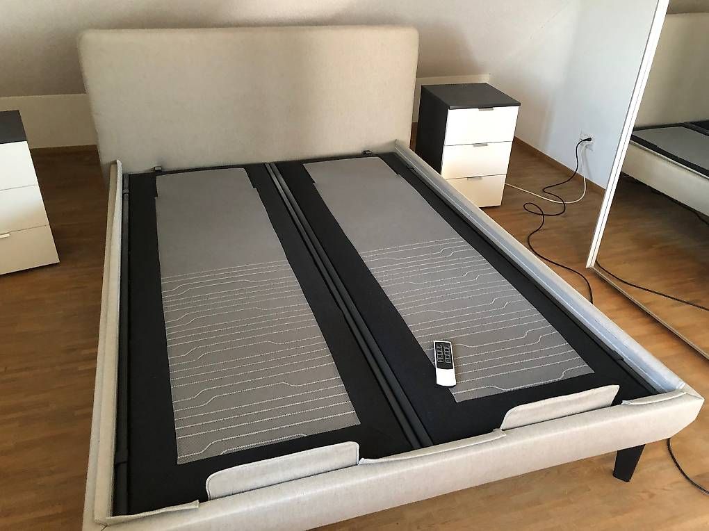 Betten: Bett mit elektronischem Lattenrost – Gebraucht aus Volketswil von Ahot 3