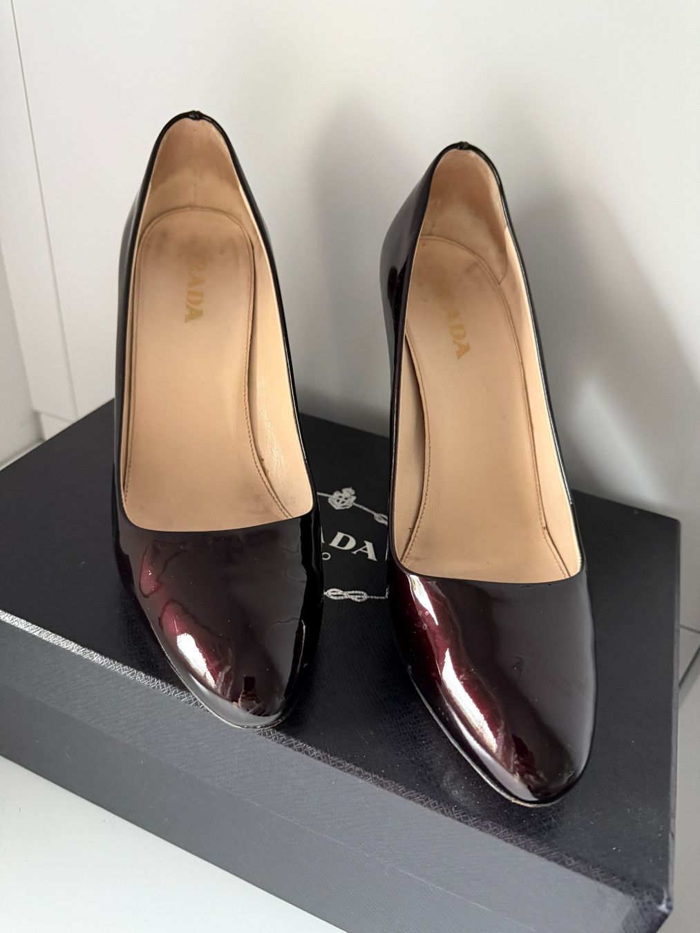 Prada Scarpe da donna: Elegante Prada Pumps Gr. 38 Lackleder, dunkelrot – Usato da Horgen venduto da tsp_qr5b