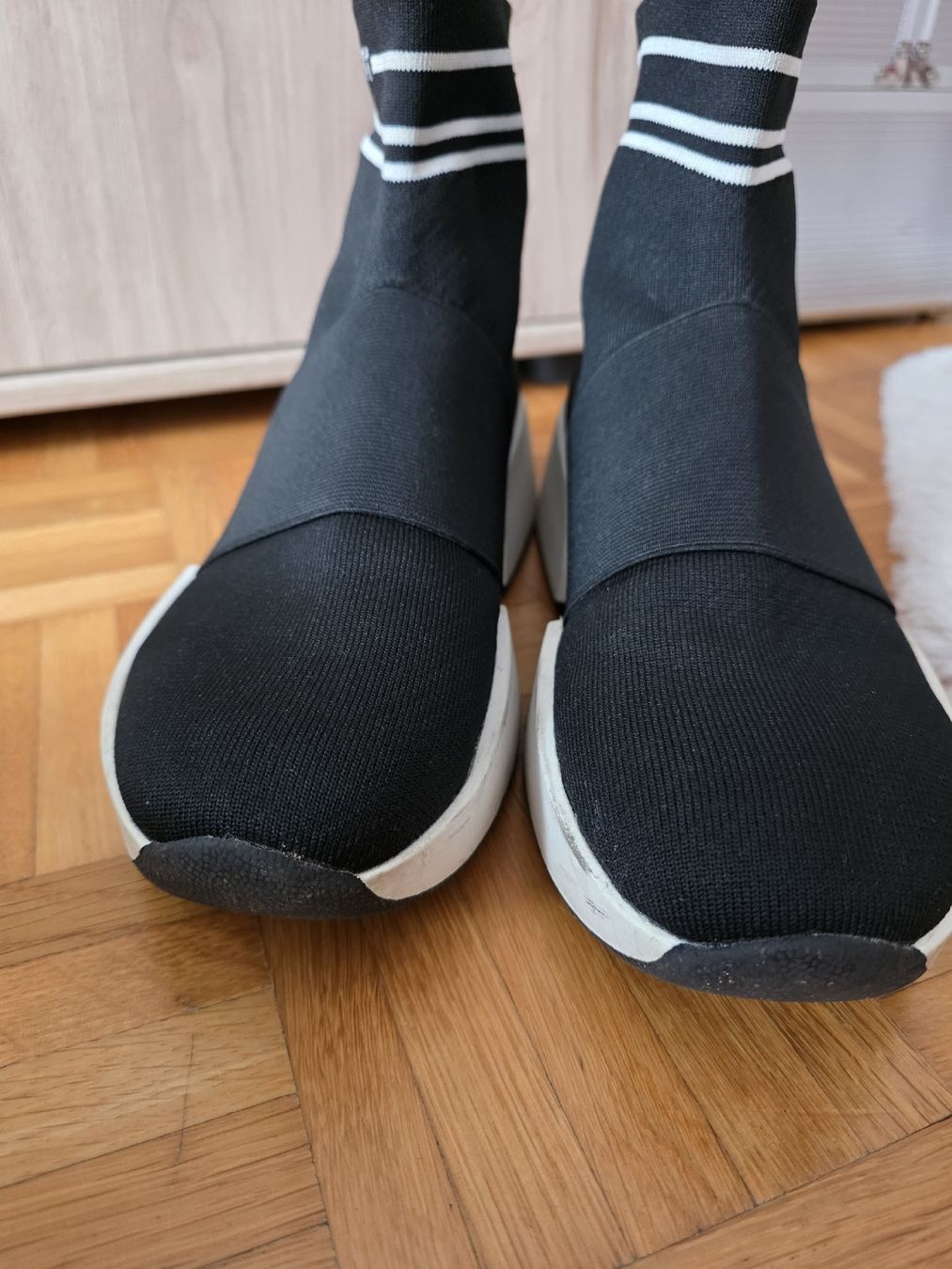 DKNY Damenschuhe: DKNY Sneakers, Schwarz/Rot, Gr. 39 – Neu (gemäss Beschreibung) aus St Gallen von vir_5kgt 3