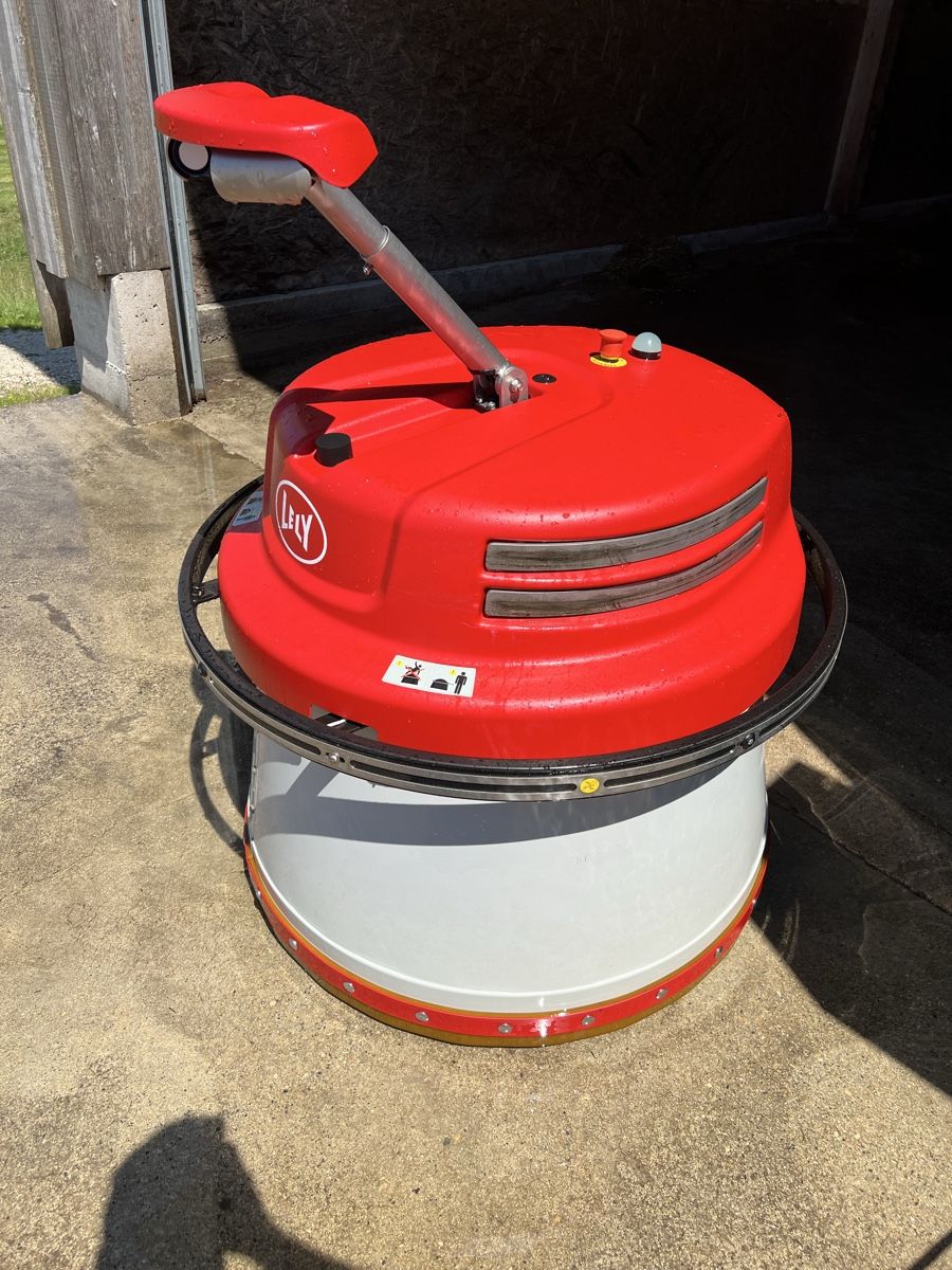 Lely Toutes les machines: Pousse fourrage Lely Juno – D'occasion à Brot-Plamboz par xdu_tk6r 1