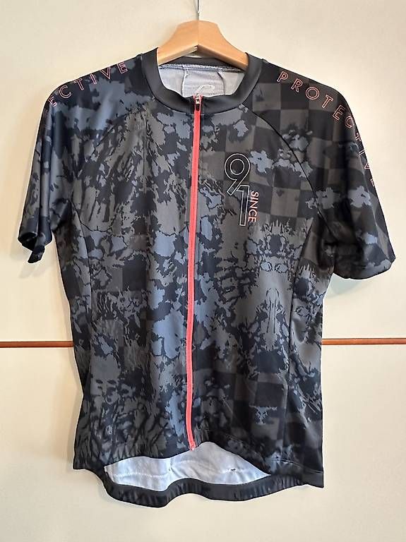 Canottiere & Pantaloni: Velo Trikot Protective 42 / M – Usato da Basel venduto da jos_dd6y