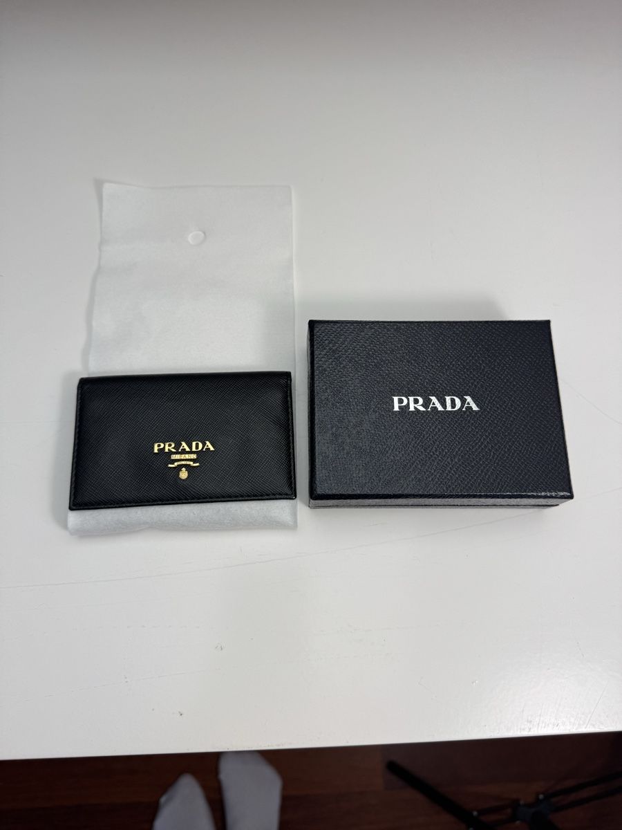 Prada Portefeuilles: Authentic Black Prada Card Holder, with Box - Pristine! – D'occasion à Hurden par rac_wyf8 2