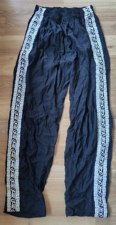 Schwarze Sommerhose mit weisser Stickarbeit, Gr. S/M, neu