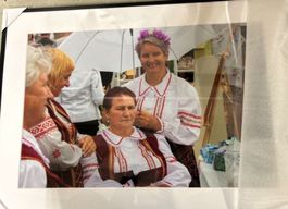 Gerahmtes Foto: Frauen in Tracht, traditionell, Osteuropa