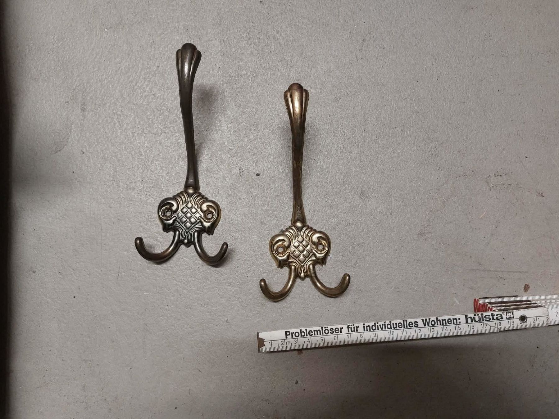 Guardaroba: Antike Doppel-Garderobenhaken aus Messing – Usato da Zug venduto da Karolina0 4