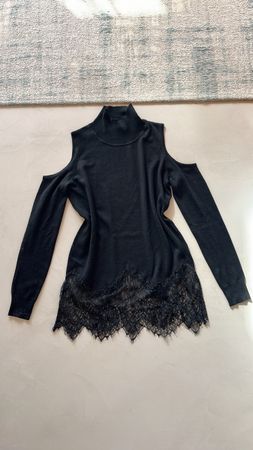 Pull noir GUESS épaules dénudées avec dentelle, en bon état 