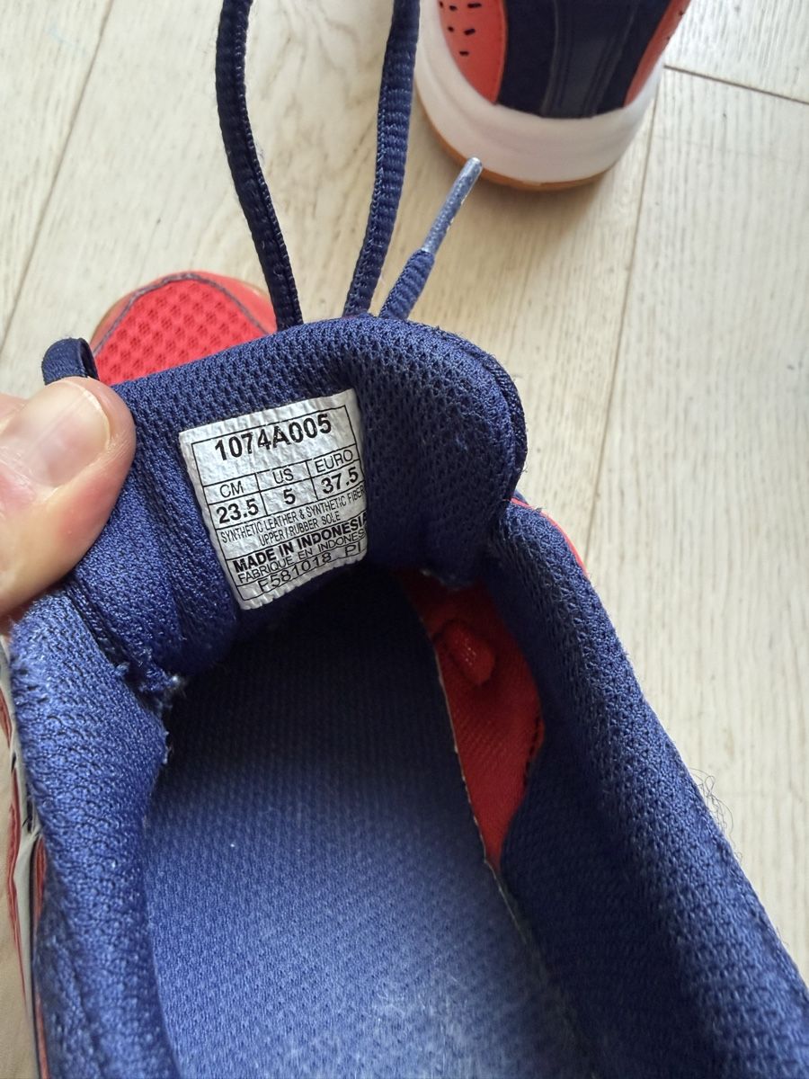Asics Scarpe per ragazzi: Kinder Asics Turnschuhe, GR 37.5 – Usato da Unterägeri venduto da Lerchemeerenge 2