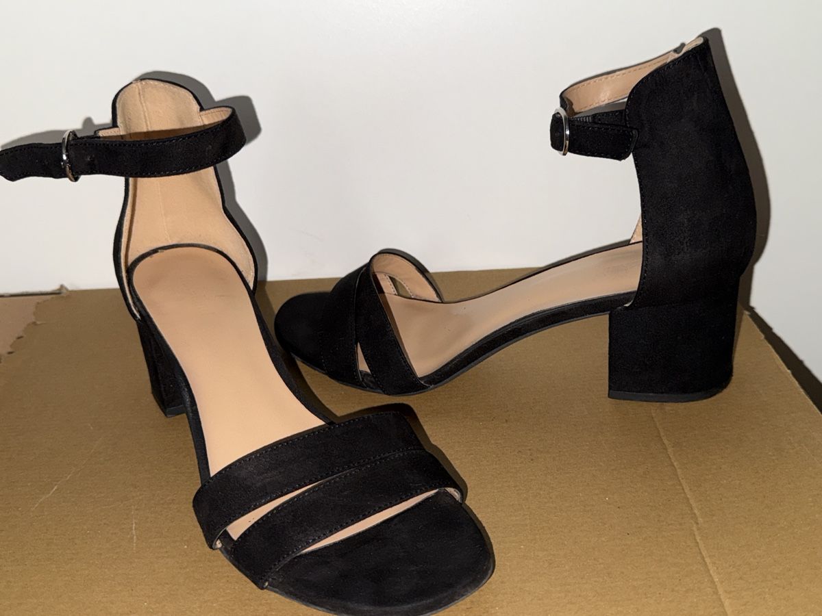 Scarpe da donna: SCHWARZE RIEMCHENSANDALEN MIT ABSATZ – Usato da Schlieren venduto da kle_dis 1