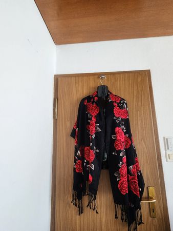 Echarpe noire avec motif de roses rouges 