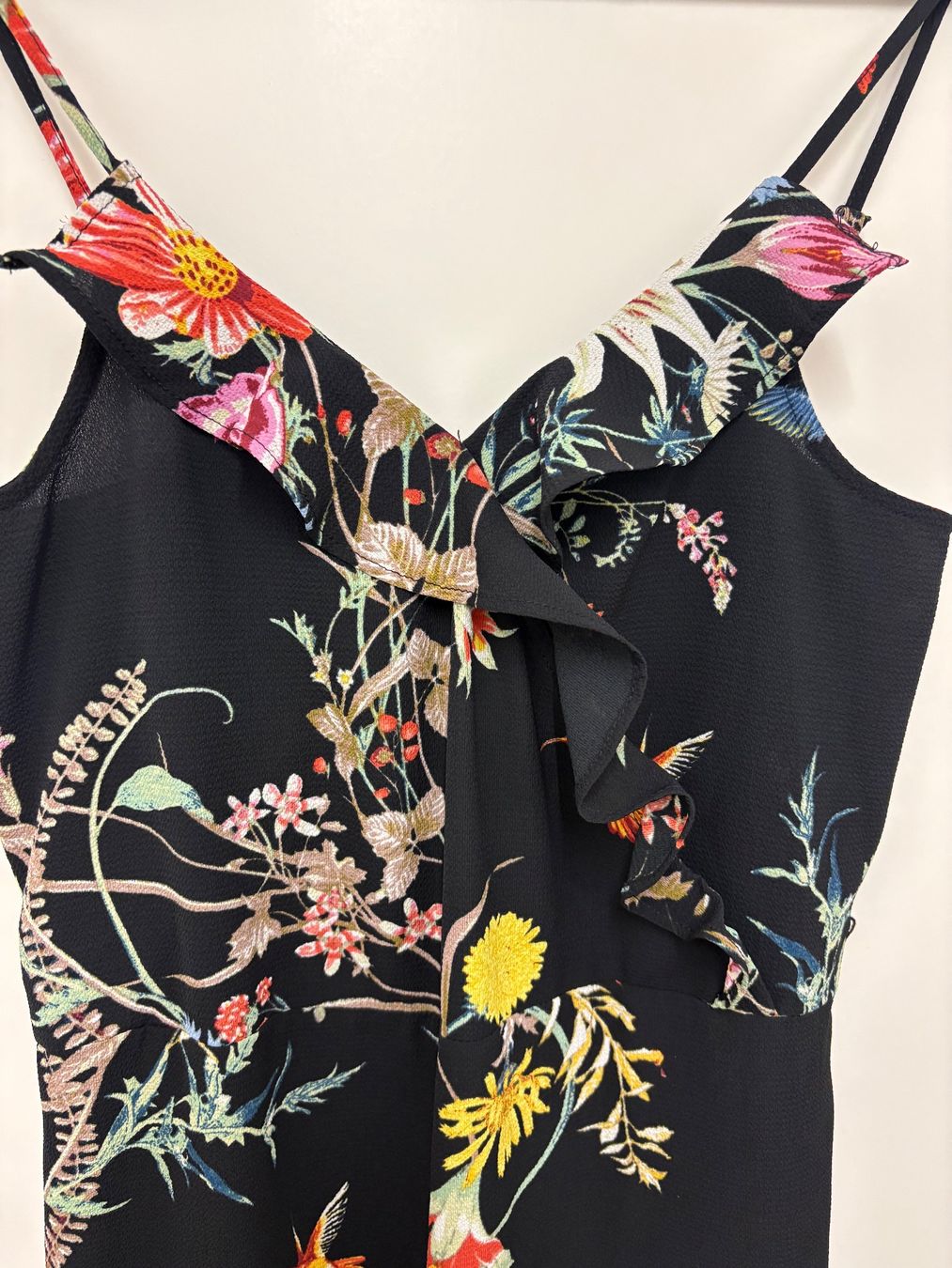 Only Tute: Jumpsuit Blumenmuster Schwarz Grösse 34 Only – Usato da Basel venduto da Tierschutz-Flohmi 1