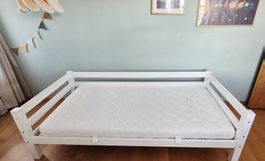 kinderbett 90x200 inkl. Rolllattenrost und Matratze