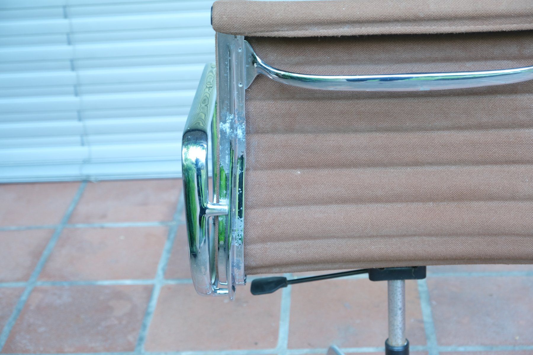 Vitra Poltrone: Vitra Eames Aluminium Office Chair EA 117 – Usato da Bern venduto da secondchoice 3