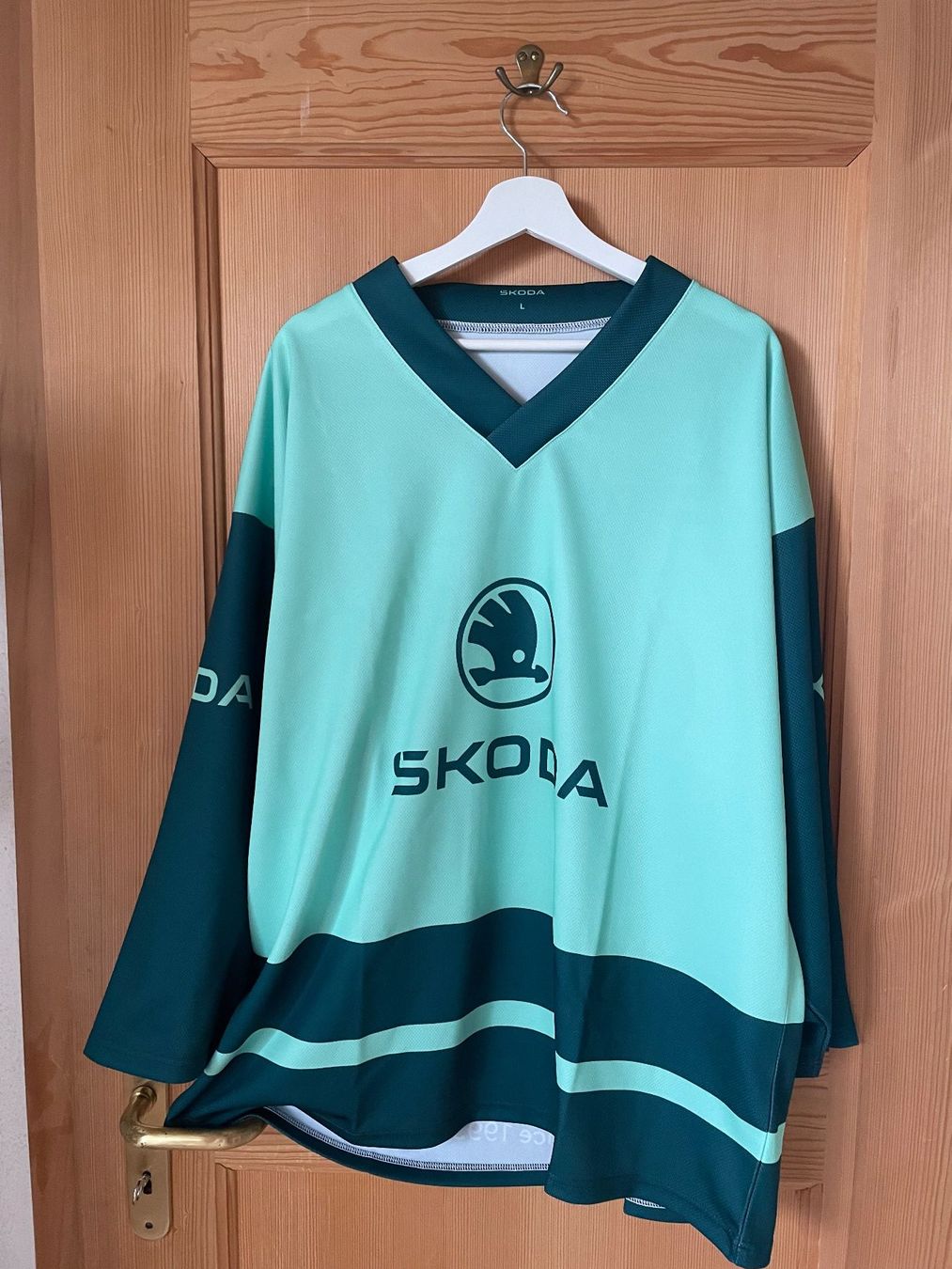 Leibchen & Hosen: Eishockeyshirt Skoda Grösse L – Gebraucht aus Lommiswil von Jorin.ehrler