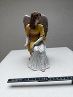 Engel Figur sitzend auf Sockel farbig bemalt guter Zustand