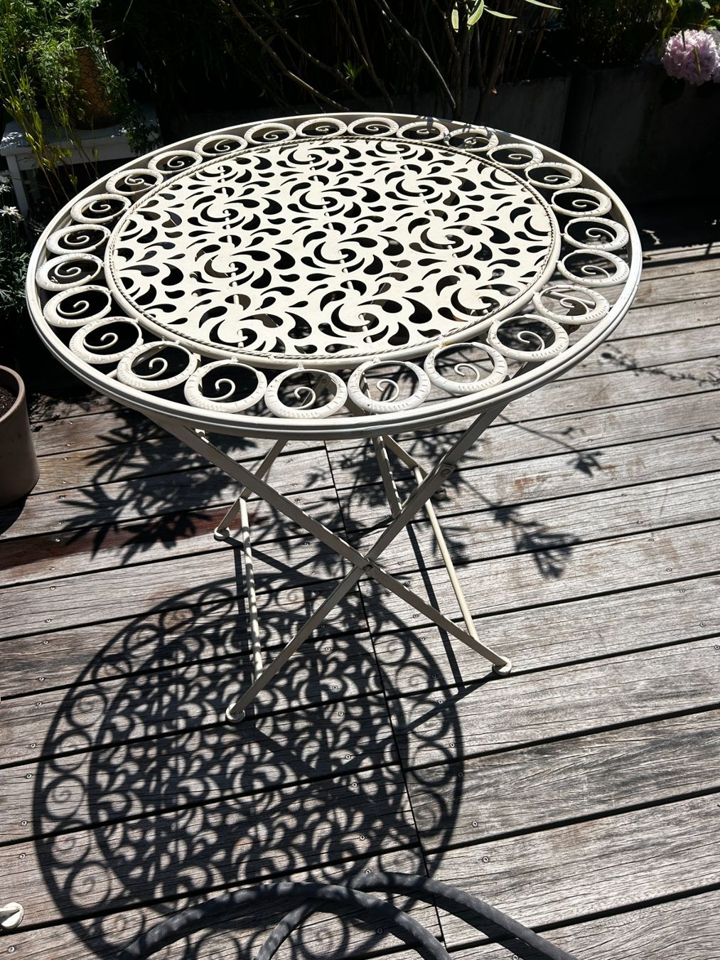 Set di tavolo e panche: Vintage Garten, Terrasse oder Balkon Tisch mit zwei Stühlen. – Nuovo (secondo la descrizione) da Luzern venduto da sel_kv8m