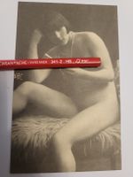 AK Foto Akt Frau um  Erotik Zigarette B1