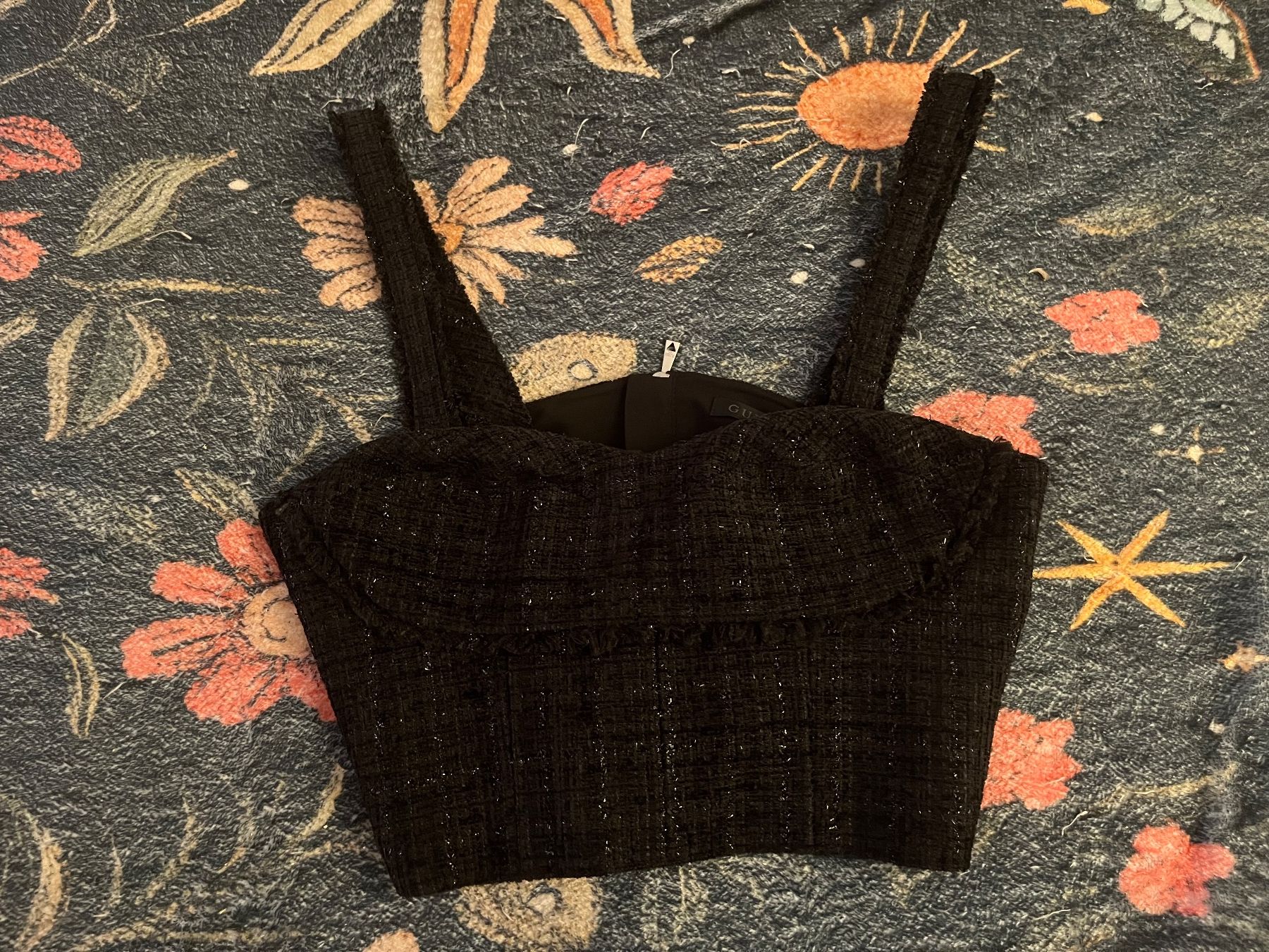 Top: Guess - top – Nuovo (secondo la descrizione) da Sementina venduto da Bra_momo79