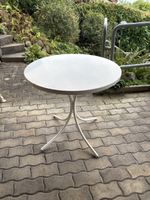 Bistrotisch rund weiss Metallgestell gebrauchter Zustand