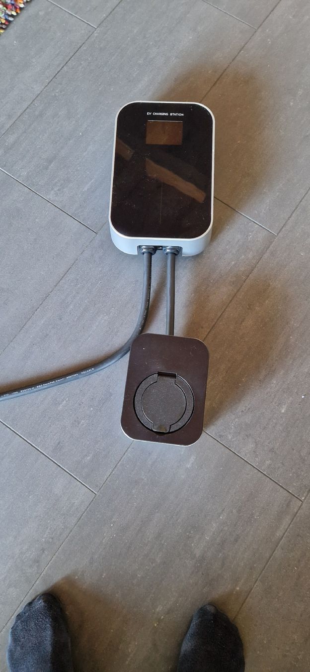 Caricabatterie: EV Charging Station Wallbox User Guide good condition – Usato da Lätti venduto da Komak 1