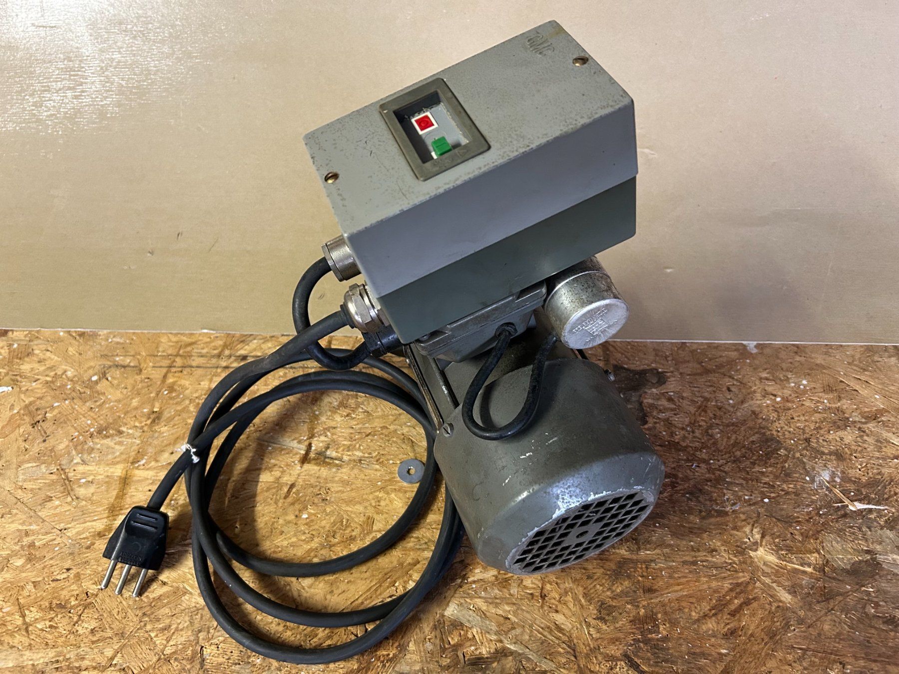 Motori: Elektro Motor Schalter Kabel mit Stecker 220 – Nuovo (secondo la descrizione) da Egolzwil venduto da toni032y