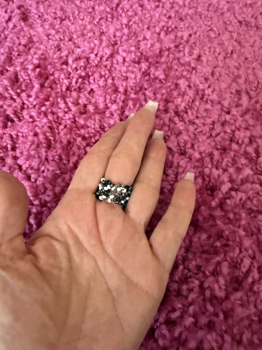 Anelli: Ring mit schwarzer Blüte, Perlen, Boho, Grösse 55, ungetrage – Nuovo (secondo la descrizione) da Richterswil venduto da cobruetsch 1