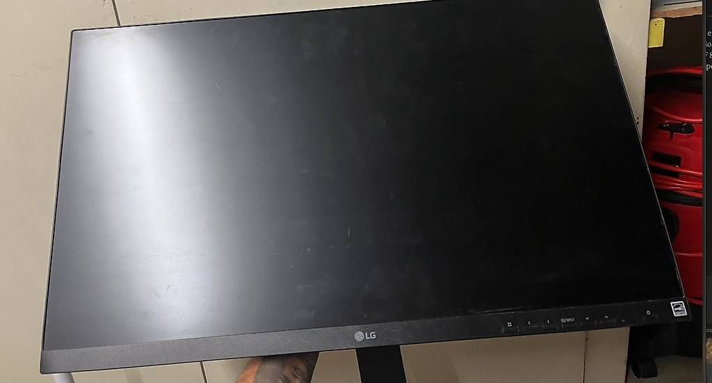 Monitor: LG Monitor – Usato da Zürich venduto da Fashionchick