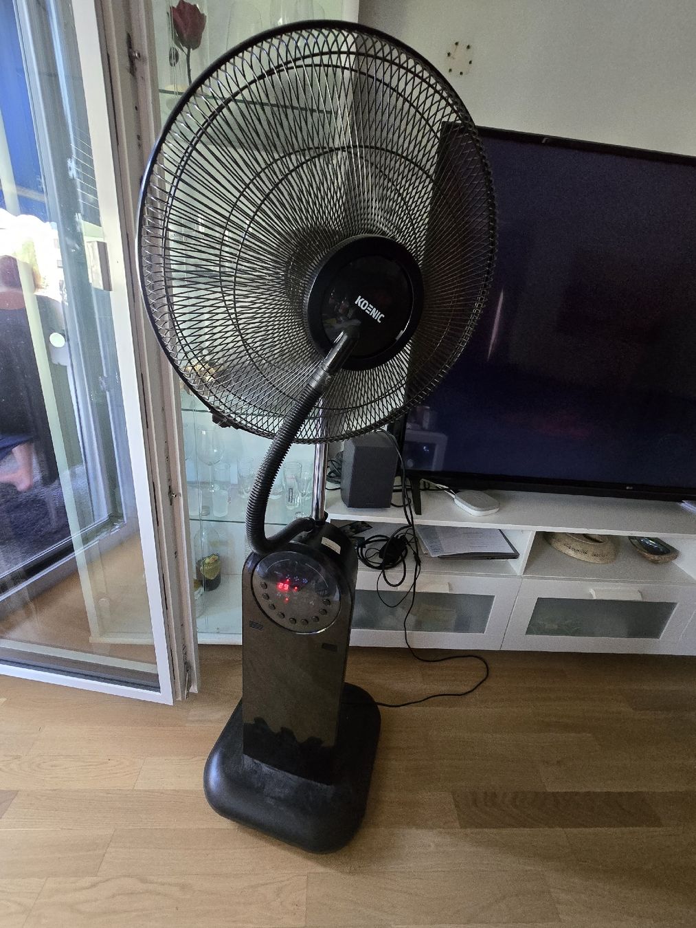 König Ventilatori: Standing Fan KOENIG Black Good Condition mit einem Wassertan – Usato da Reinach BL venduto da boz_6qk2