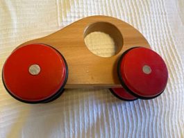 Spielzeugauto aus Holz mit roten Rädern guter Zustand