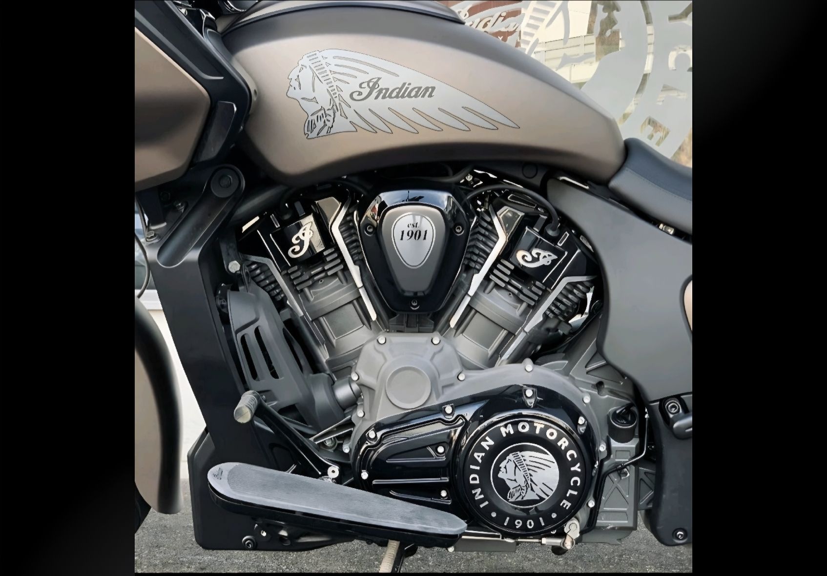 Indian Motorcycle Chopper: Indian Challenger Dark Horse – Usato da Brunnen venduto da King3oo 3
