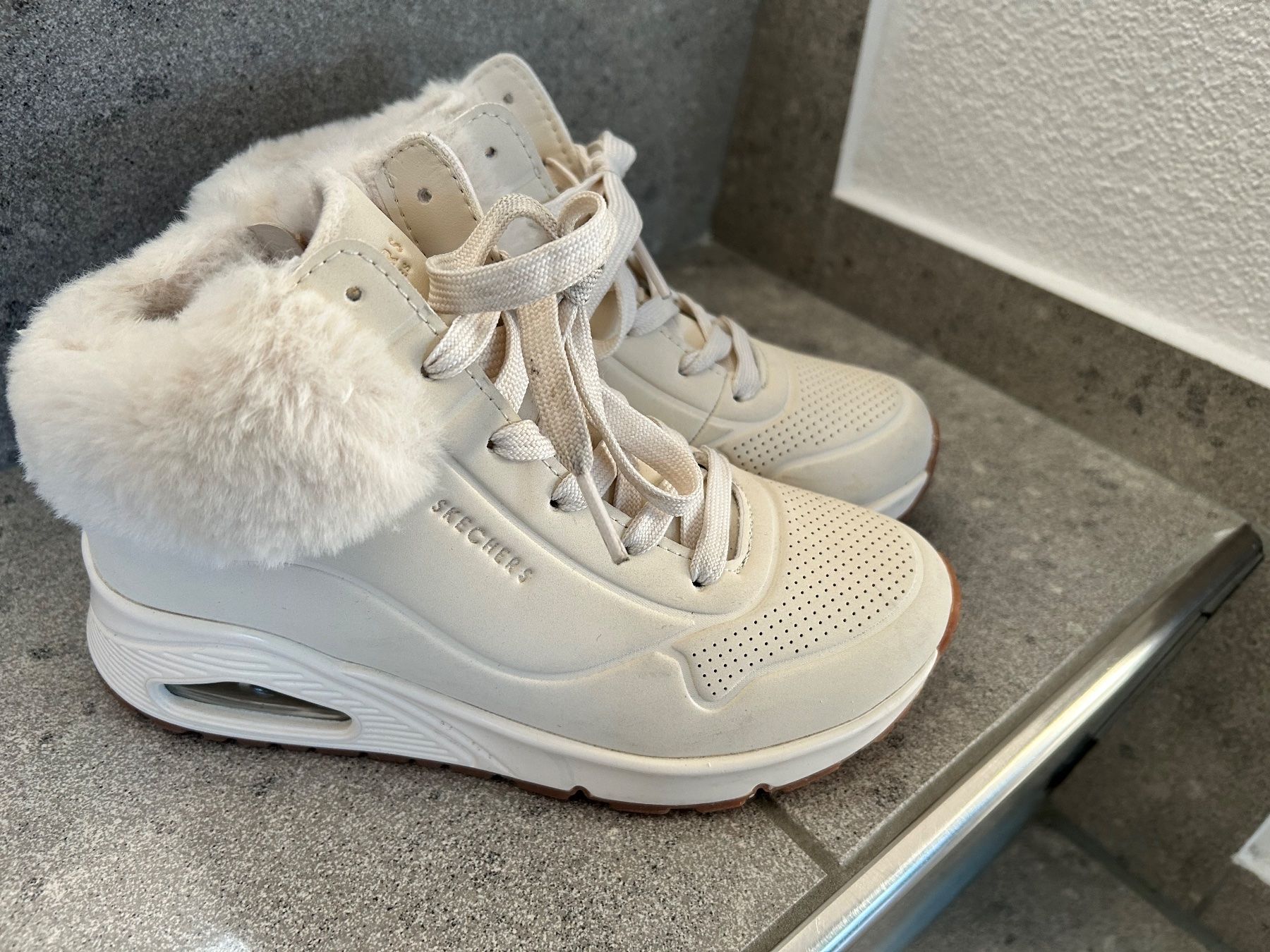 Skechers Scarpe per ragazze: Skechers Uno Fall Air – Nuovo (secondo la descrizione) da Gerlikon venduto da sruesch