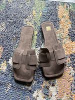 Taupe Sandalen / Slides Gr. 38 (fallen gross aus)