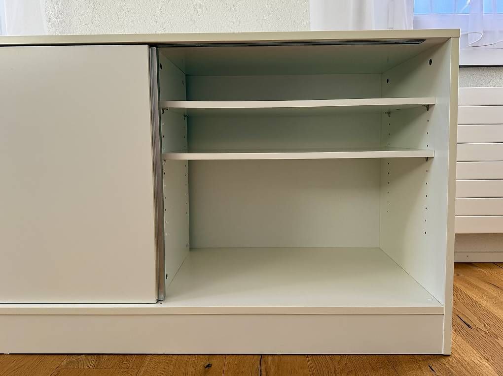 Scaffali: Sideboard weiss mit Schiebetüren – Usato da Veltheim AG venduto da EVENT-LLS 2