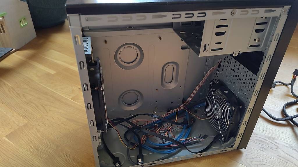 Custodie: Silverstone mini atx tower – Usato da Thierachern venduto da thetechsupportguy 2