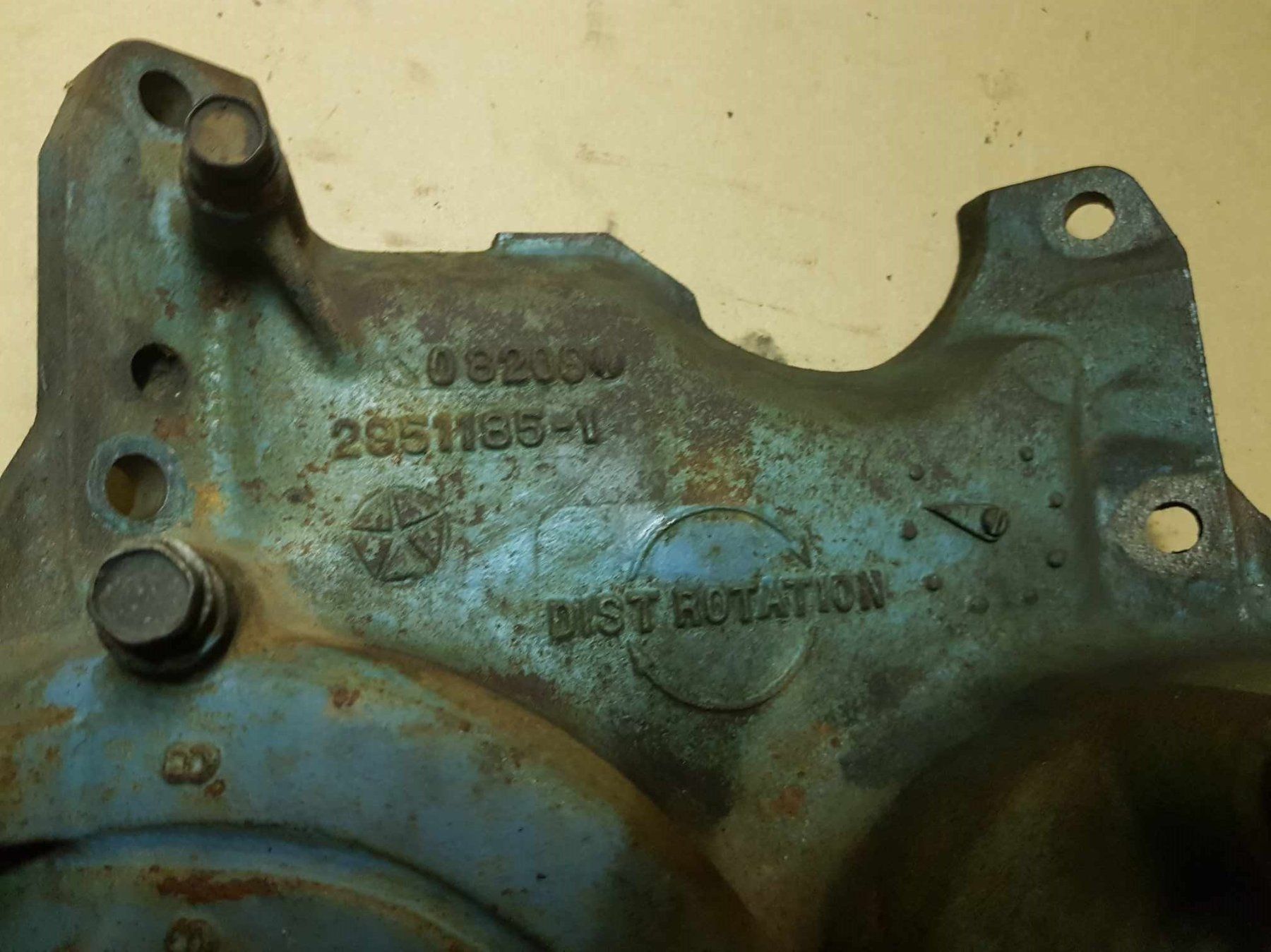 Chrysler Tutti pezzi di ricambio auto: Original Intake Chrysler 273 + 318 SB – Usato da Niedergösgen venduto da usc_tt5r 2