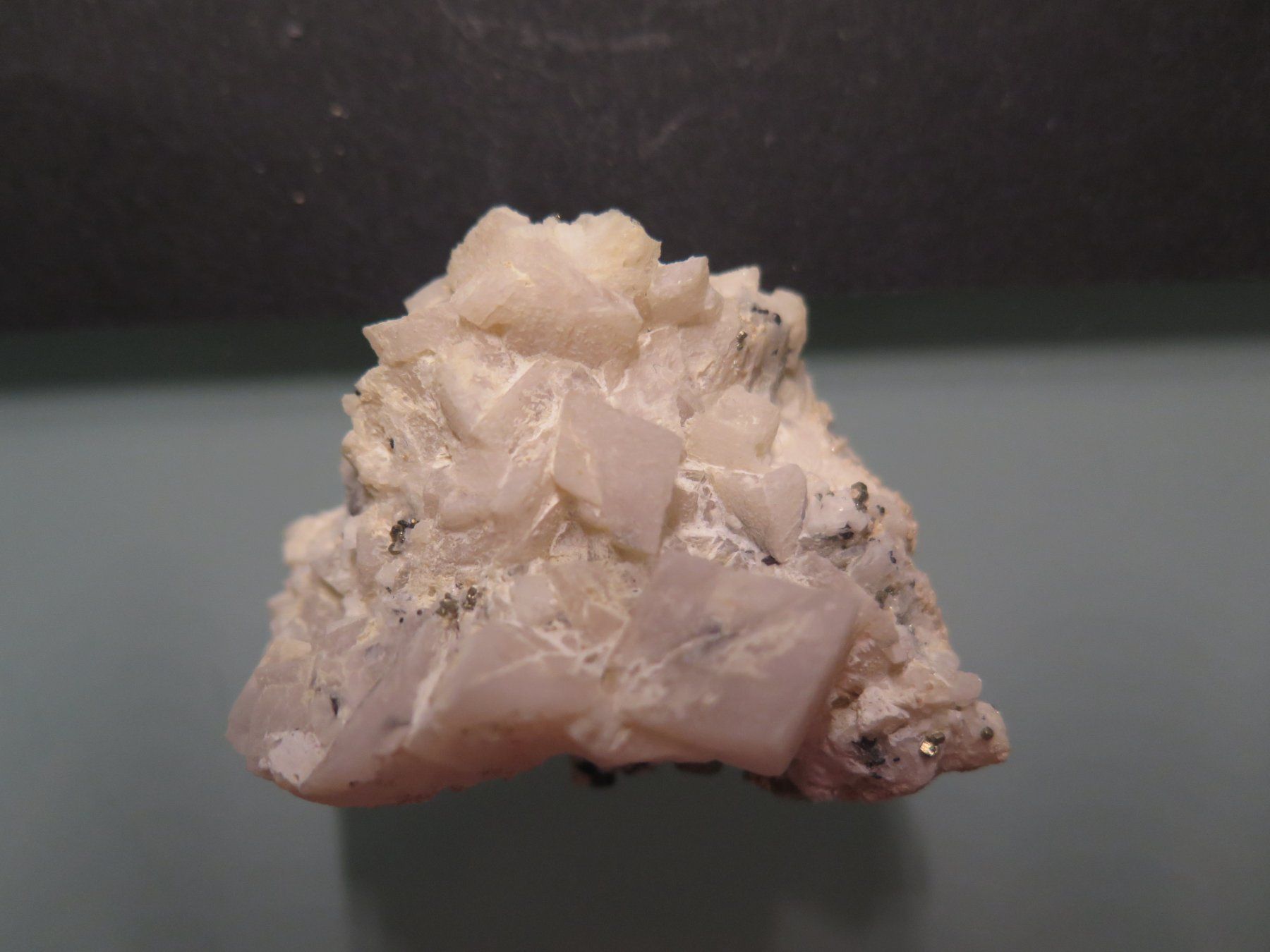 Mineralien & Heilsteine: Manganocalcit mit Pyrit von Peru – Gebraucht aus Schaffhausen von Yamakana51L8736OQ8 1