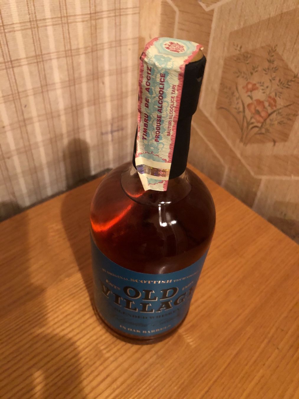 Bevande alcoliche: OLD VILLAGE Blended Whiskey Limited Edition in Eichenfässern – Nuovo e nell'imballaggio originale da Wald ZH venduto da mlnt 4