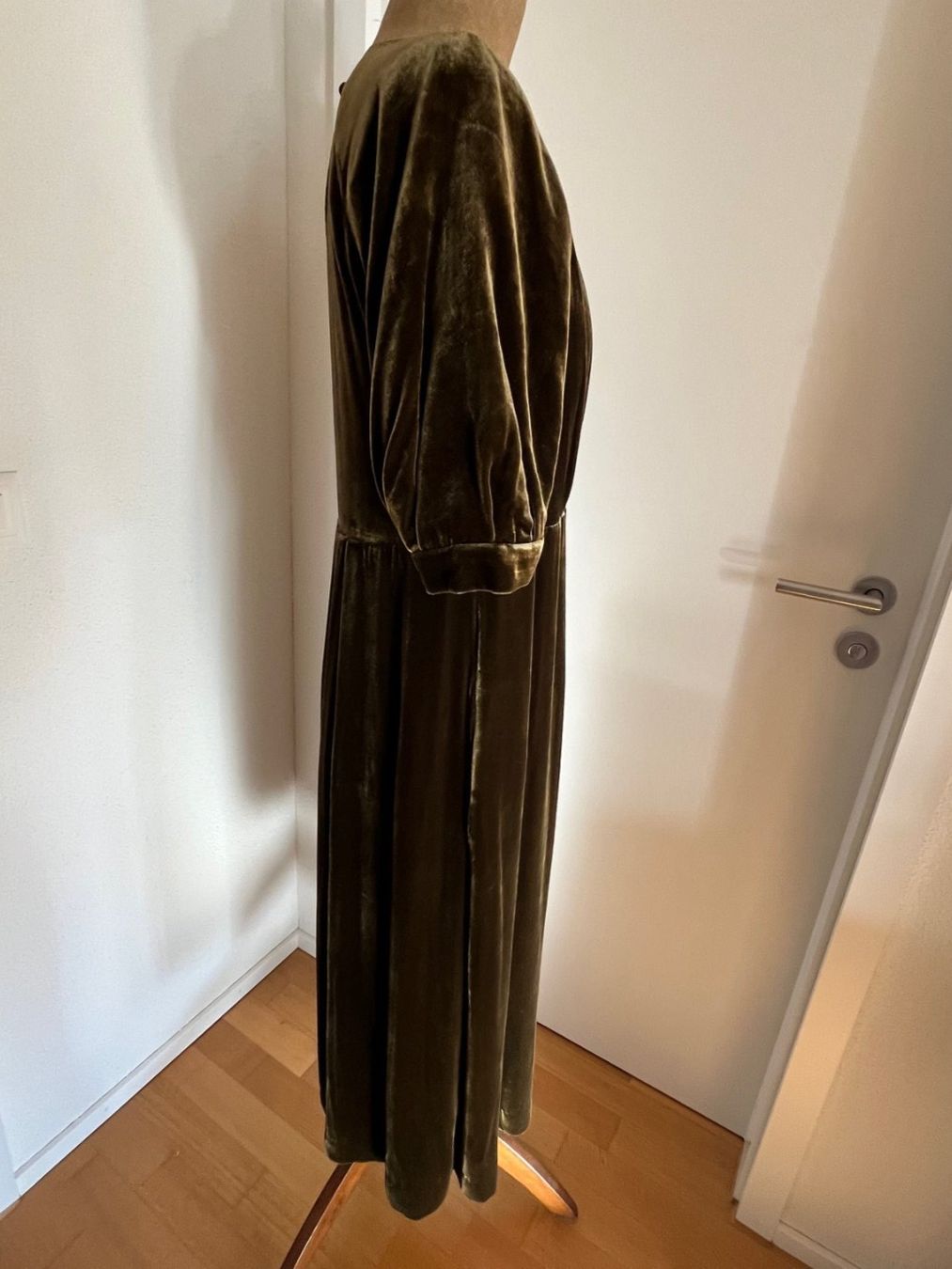 Vestiti: TOAST Kleid Samtkleid – Usato da Luzern venduto da Aleoschli 5