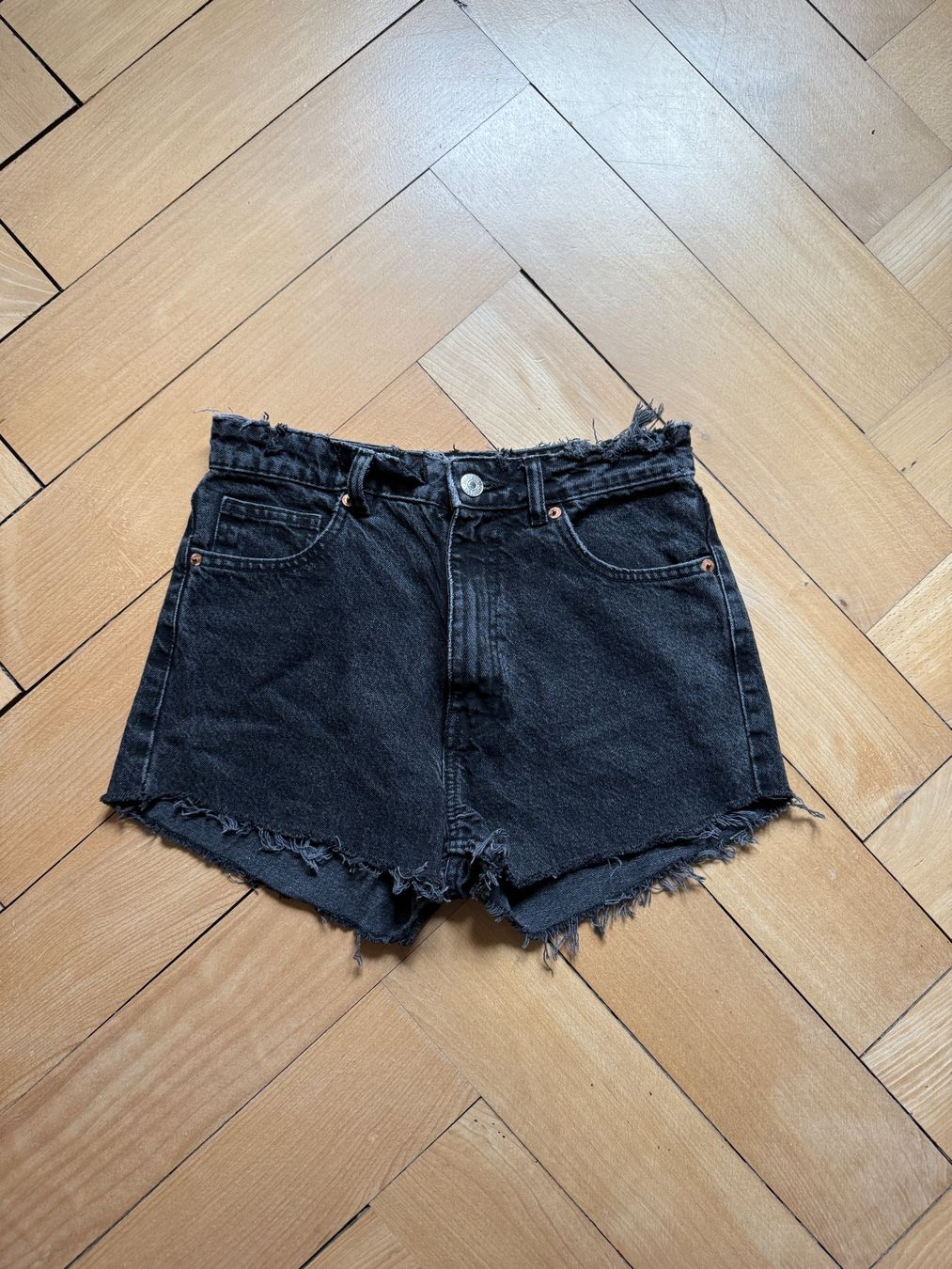 Zara Jeans: ZARA - Jeansshorts schwarz 38 – Usato da Zürich venduto da Diazaio
