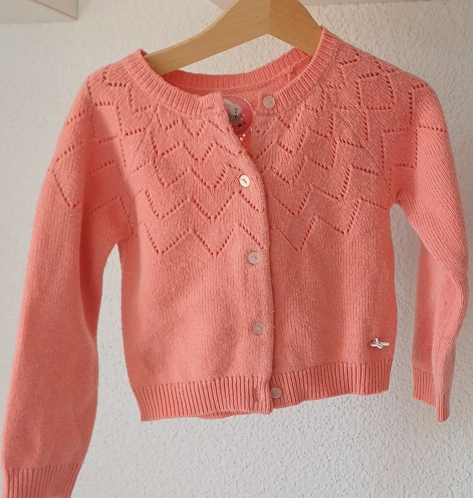 Autres vêtements fille: Kinder Strickjacke Grösse 104  – D'occasion à Riniken par Lessy-
