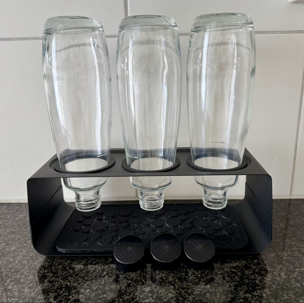Sodastream Caraffe: Soda Stream Glasflaschen inkl. Halterung  – Usato da Uster venduto da Coco101