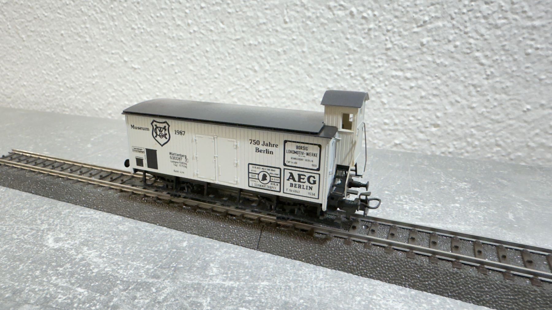 Märklin Modellini di ferrovie: Märklin Güterwagen mit AEG Werbung H0 / AC – Usato da Windlach venduto da Kelebra 2