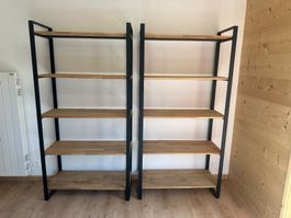 Deux étagères en bois et métal