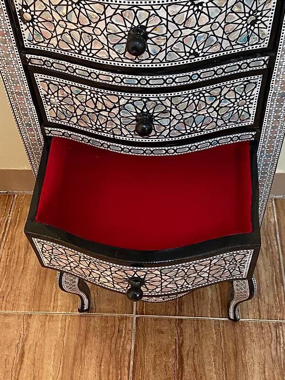 Cassettiere: Meuble commode nacrée  de style Louis XV. – Usato da geneve venduto da louisart 2