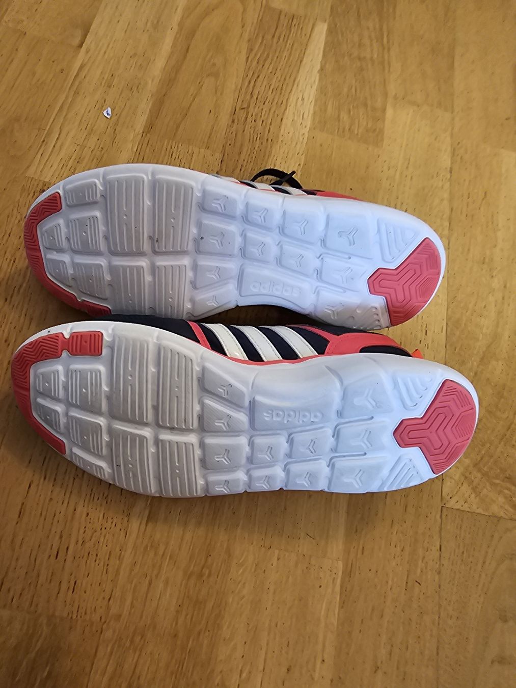 Adidas Schuhe für Mädchen: Adidas Schuhe 37 1/2 – Gebraucht aus Landquart von scharlachroti 1