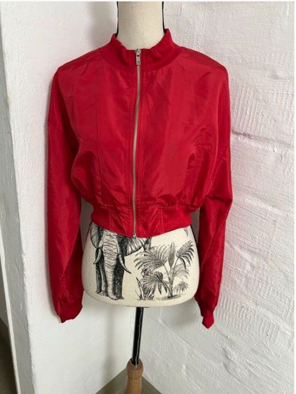 Giacche: Dünne rote Jacke Gr. 36/ S , eher kurzer Schnitt – Usato da Sachseln venduto da dz1979dz