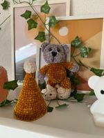 Handgestrickter Teddybär im Schlafanzug mit Mütze