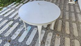 Runder Holztisch