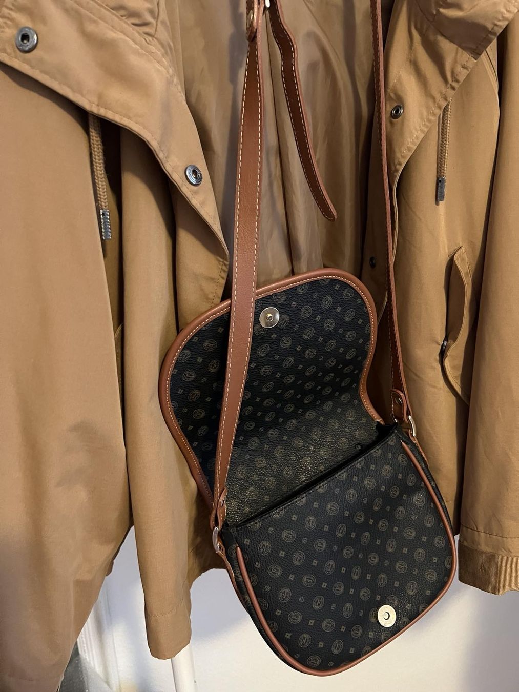 Lotti di vestiti: Frühlingsjacke mit Ledertasche – Usato da Basel venduto da M.M_ 2