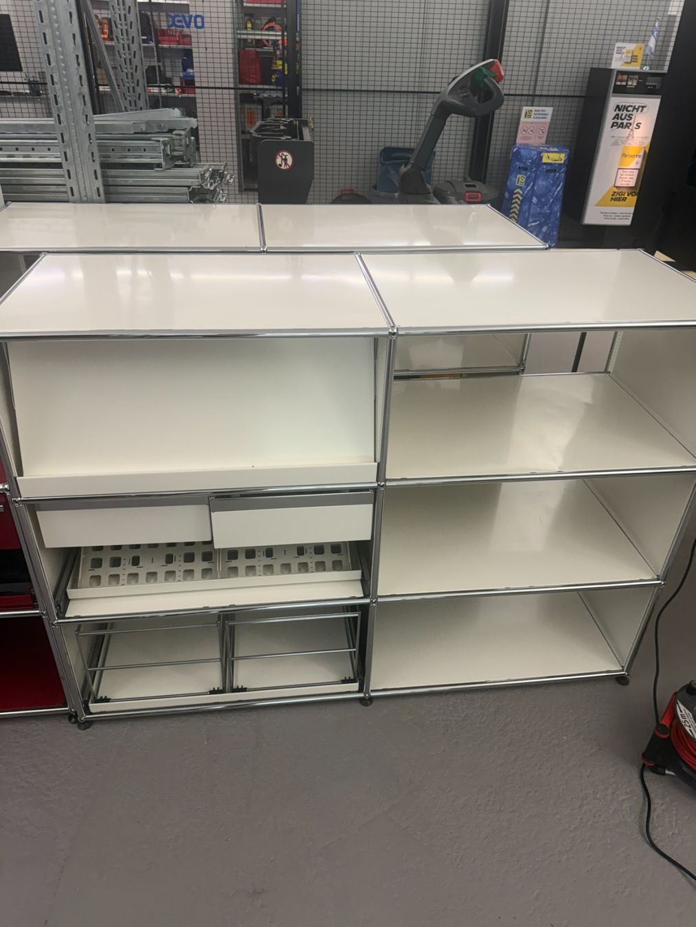 USM Cassettiere: USM Haller Sideboard - Regal weiss – Usato da Pfäffikon SZ venduto da xevo_Networks 1